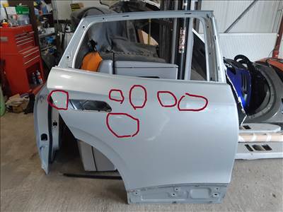 VW ID IV. jobb hátsó ajtó üresen, apróbb nyomások, javítható