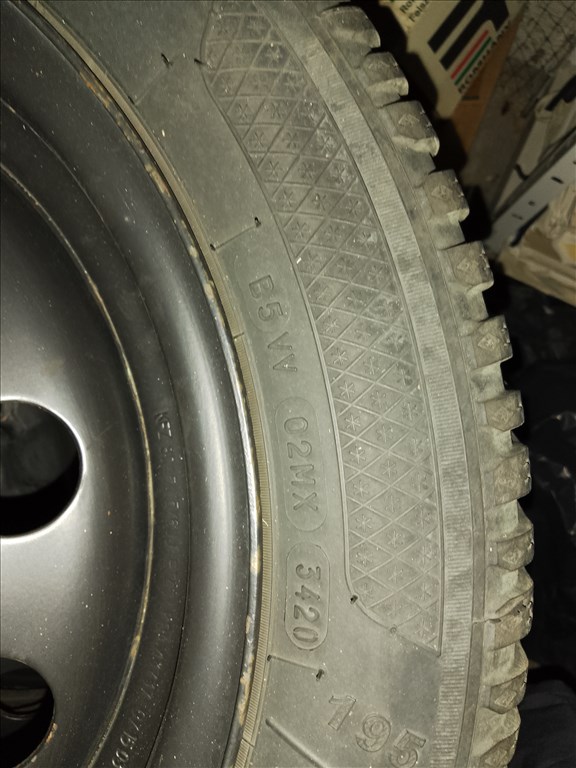 Eladó 4db. 4x114.3 lemezfelni 195/50 R15 téli gumival 2008-as Mitsubishi Coltról. 4. kép