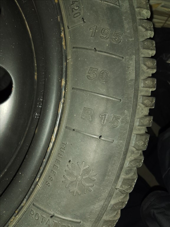 Eladó 4db. 4x114.3 lemezfelni 195/50 R15 téli gumival 2008-as Mitsubishi Coltról. 5. kép