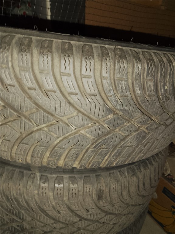 Eladó 4db. 4x114.3 lemezfelni 195/50 R15 téli gumival 2008-as Mitsubishi Coltról. 3. kép