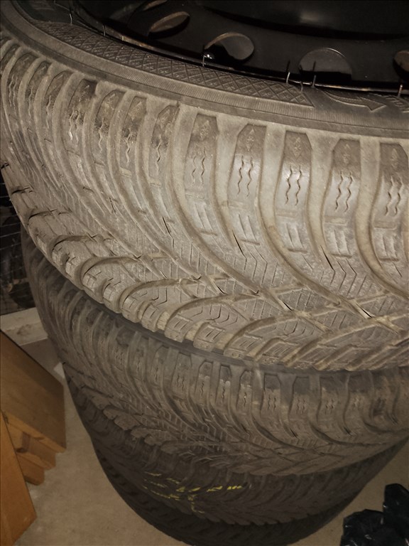 Eladó 4db. 4x114.3 lemezfelni 195/50 R15 téli gumival 2008-as Mitsubishi Coltról. 2. kép