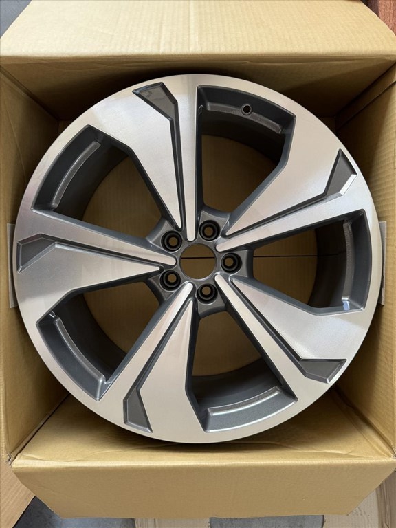 R21 Original audi 8.5J ET30 - 4K8 601 025AH 4K8601025AH 1db alufelni 1. kép