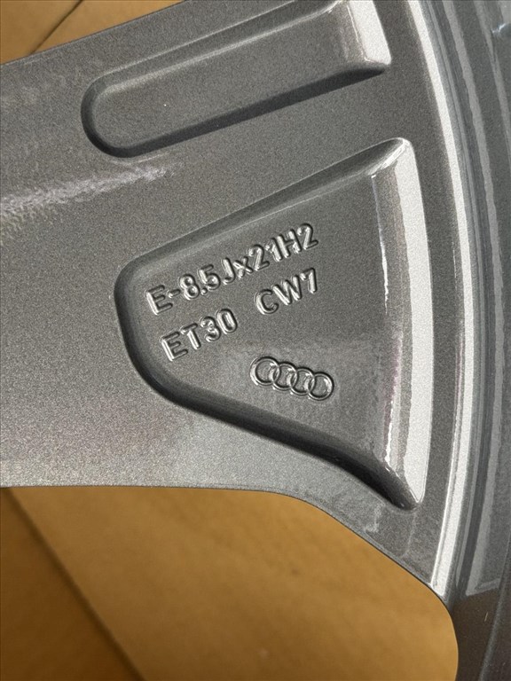 R21 Original audi 8.5J ET30 - 4K8 601 025AH 4K8601025AH 1db alufelni 2. kép