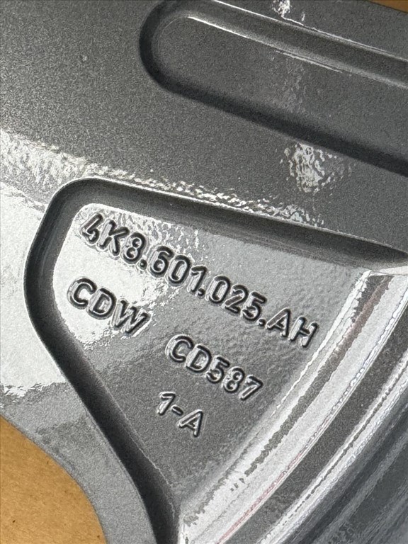 R21 Original audi 8.5J ET30 - 4K8 601 025AH 4K8601025AH 1db alufelni 5. kép