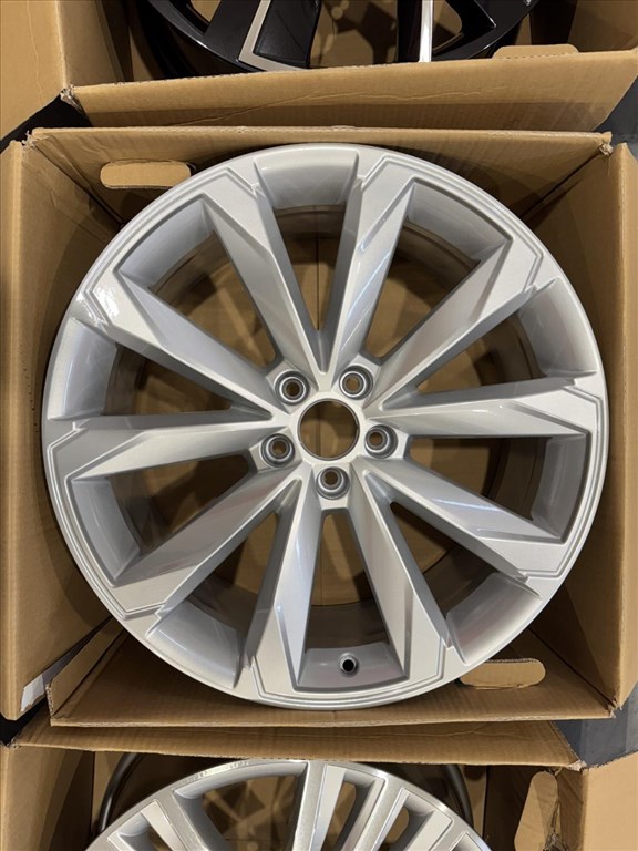 R20 Original Audi 8.5J ET37 - 4K9 601 025B 4K9601025B 3DB ALUFELNI  2. kép