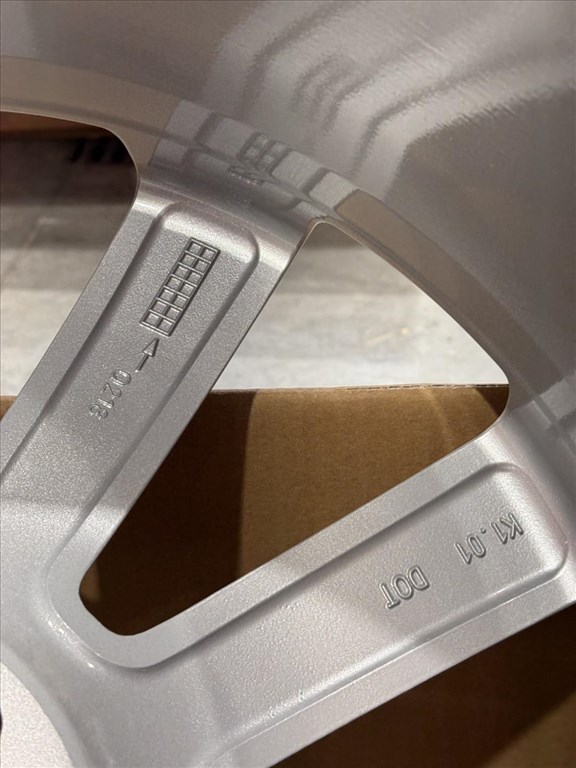 R20 Original Audi 8.5J ET37 - 4K9 601 025B 4K9601025B 3DB ALUFELNI  8. kép