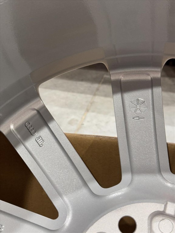 R20 Original Audi 8.5J ET37 - 4K9 601 025B 4K9601025B 3DB ALUFELNI  9. kép