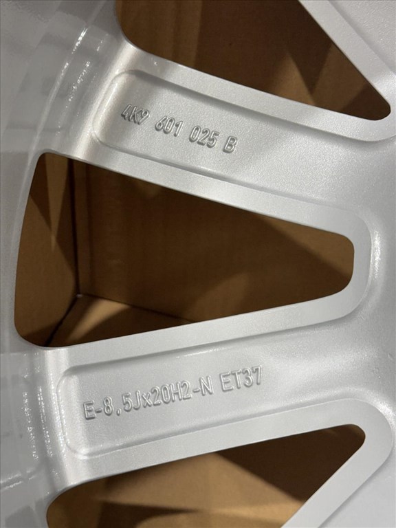R20 Original Audi 8.5J ET37 - 4K9 601 025B 4K9601025B 3DB ALUFELNI  10. kép