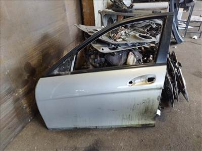 Mercedes C w204 bal első ajtó. A fényezés égett
