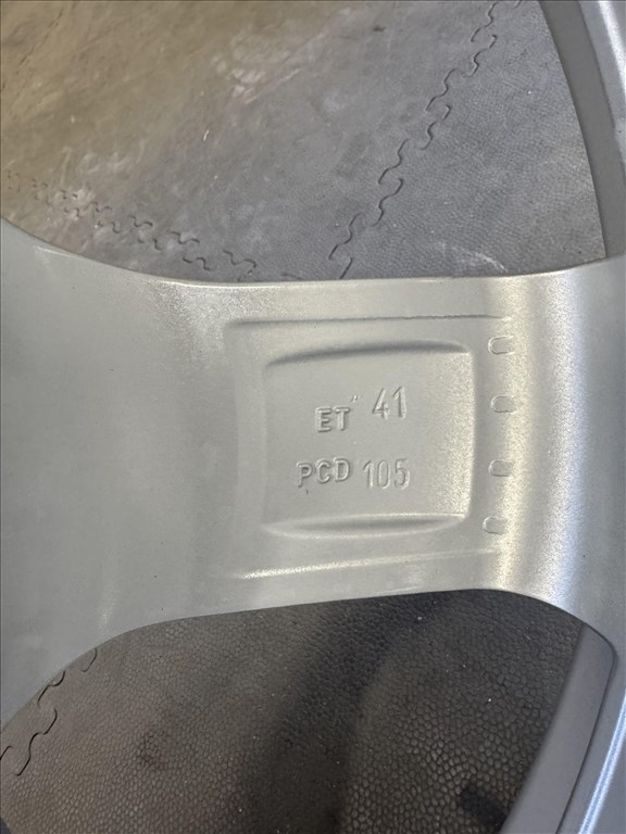  5x105 lyukosztású 7JJ 17" újszerű Dezent alufelni 4. kép