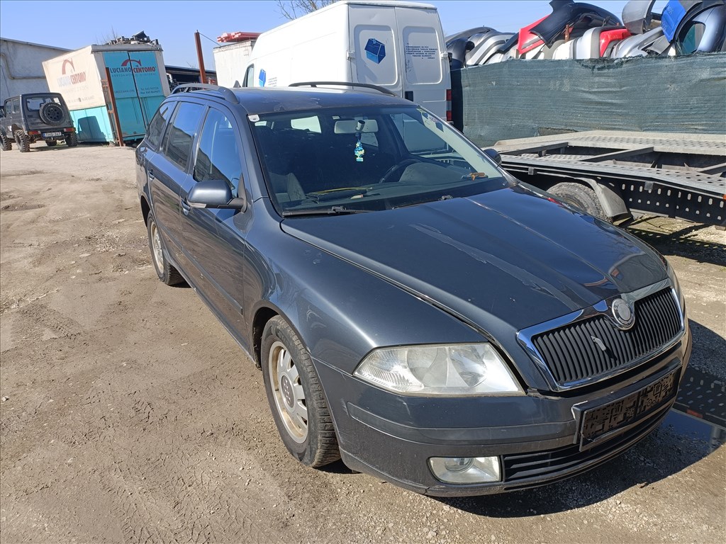 Skoda Octavia II Combi 1.9 TDI gyári karosszéria elemek 9153 színben eladók 9153octaviaii bls19tdi 1. kép