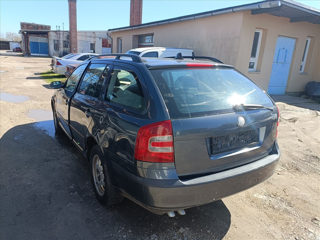 Skoda Octavia II Combi 1.9 TDI gyári karosszéria elemek 9153 színben eladók 9153octaviaii bls19tdi 3. kép