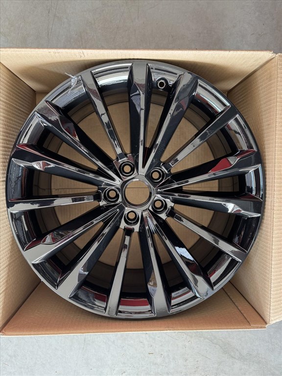 R19 Original skoda 8J ET44 - 3V0 601 025BB 3V0601025BB 1db alufelni 1. kép