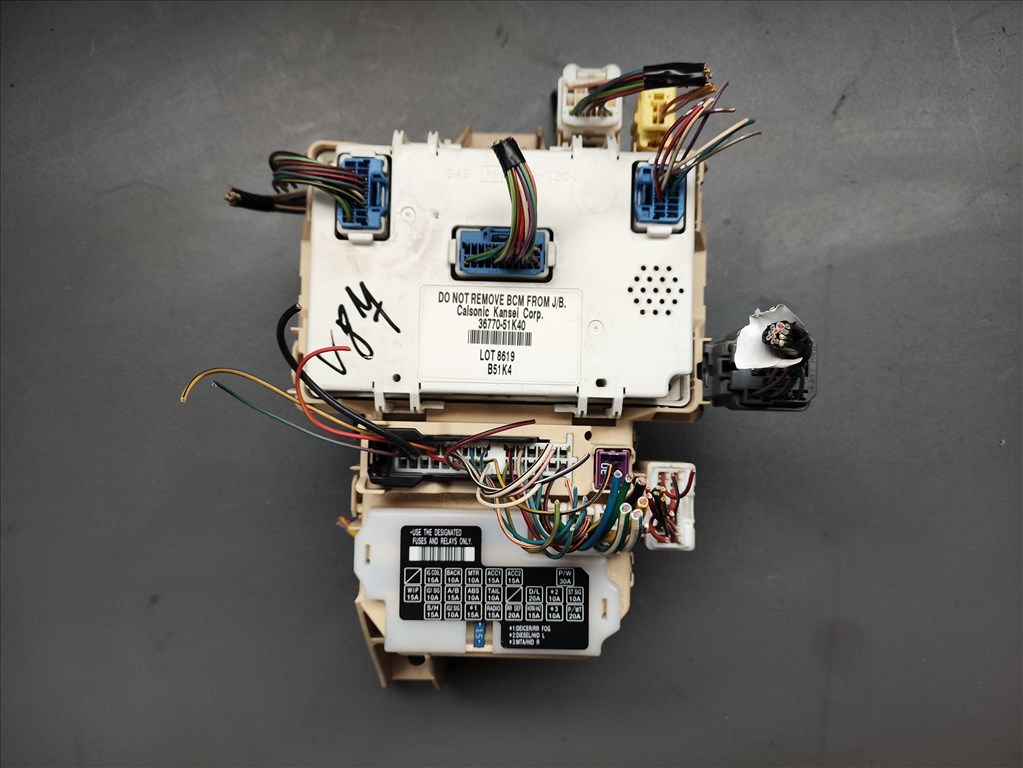 Opel Agila B, Suzuki Splash műszerfal biztosítéktábla  3677051k40 1. kép