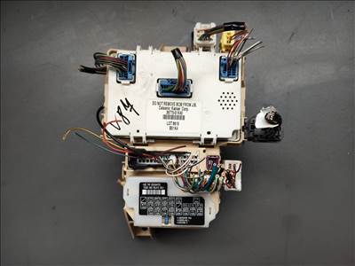 Opel Agila B, Suzuki Splash műszerfal biztosítéktábla  3677051k40