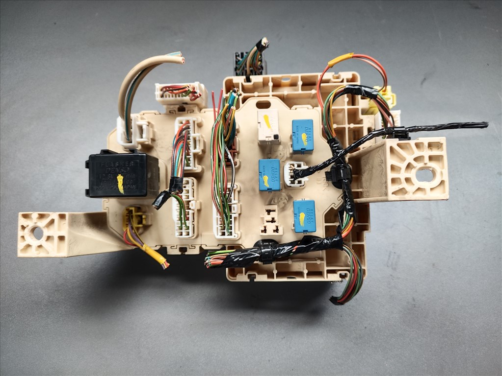 Opel Agila B, Suzuki Splash műszerfal biztosítéktábla  3677051k40 4. kép