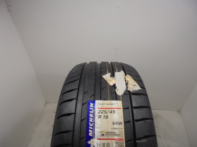 Michelin Pilot Sport 4 225/45 R19  1. kép