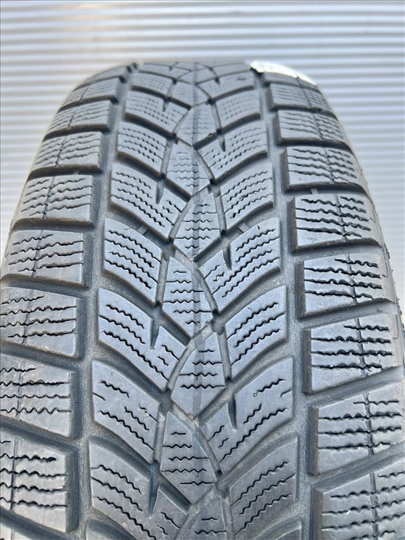 2db Goodyear 215/65 R17 215/65R17 215/65/17 215/65x17 téli gumi 2. kép