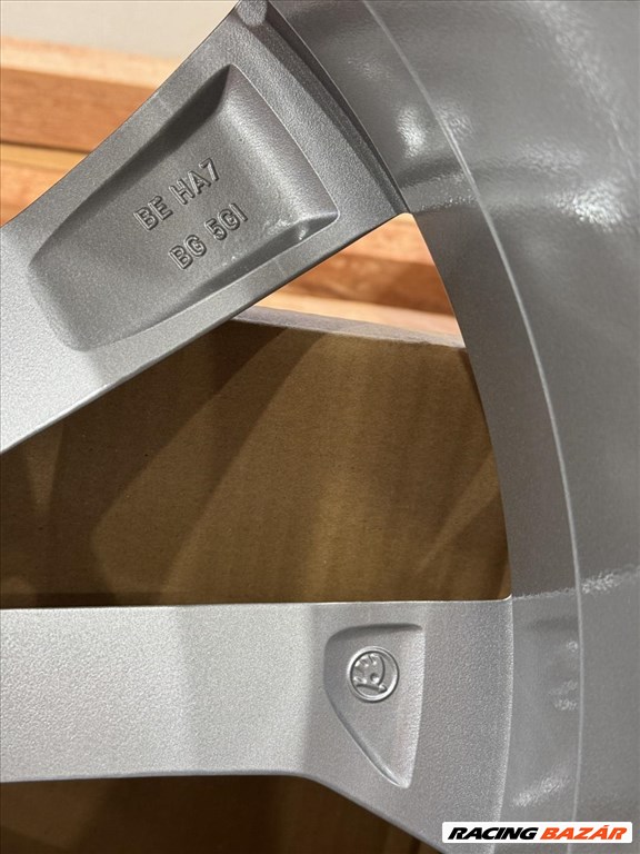 R19 Original skoda 7J ET43 565 601 025AK 565601025AK 1db felni 5. kép