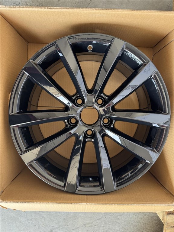 R17 Original Volkswagen 7.5J ET47 3AA 601 025AD 3AA601025AD 3db felni 2. kép