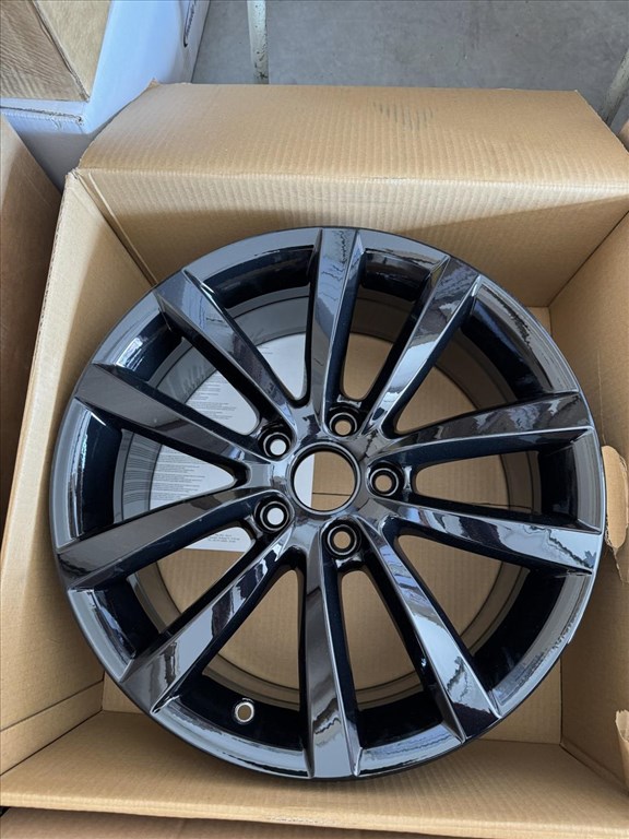 R17 Original Volkswagen 7.5J ET47 3AA 601 025AD 3AA601025AD 3db felni 3. kép