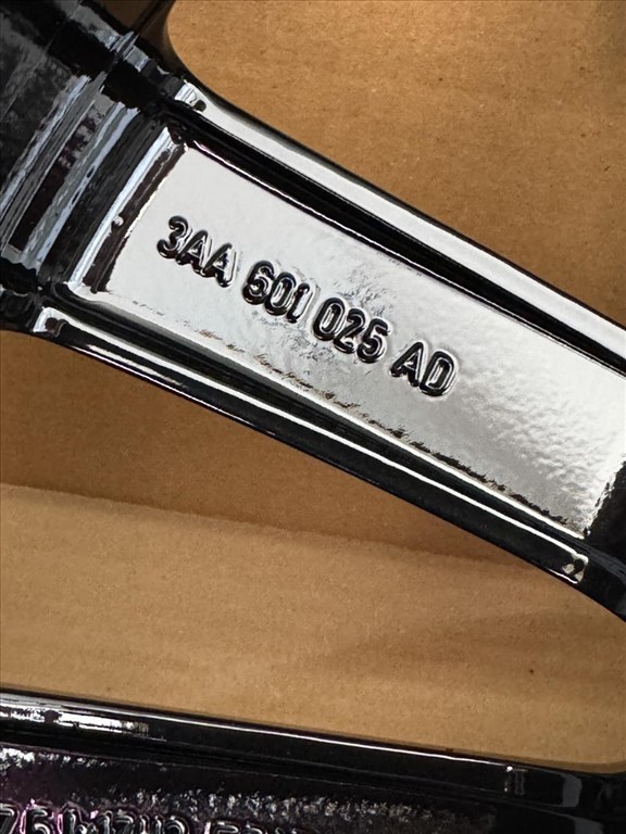 R17 Original Volkswagen 7.5J ET47 3AA 601 025AD 3AA601025AD 3db felni 6. kép