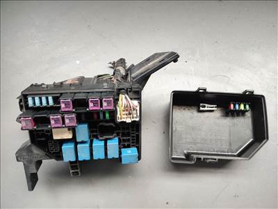 Opel Agila B 1.0, Suzuki Splash 1.0 motortéri biztosítéktábla 