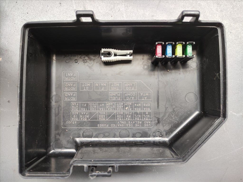 Opel Agila B 1.0, Suzuki Splash 1.0 motortéri biztosítéktábla  2. kép