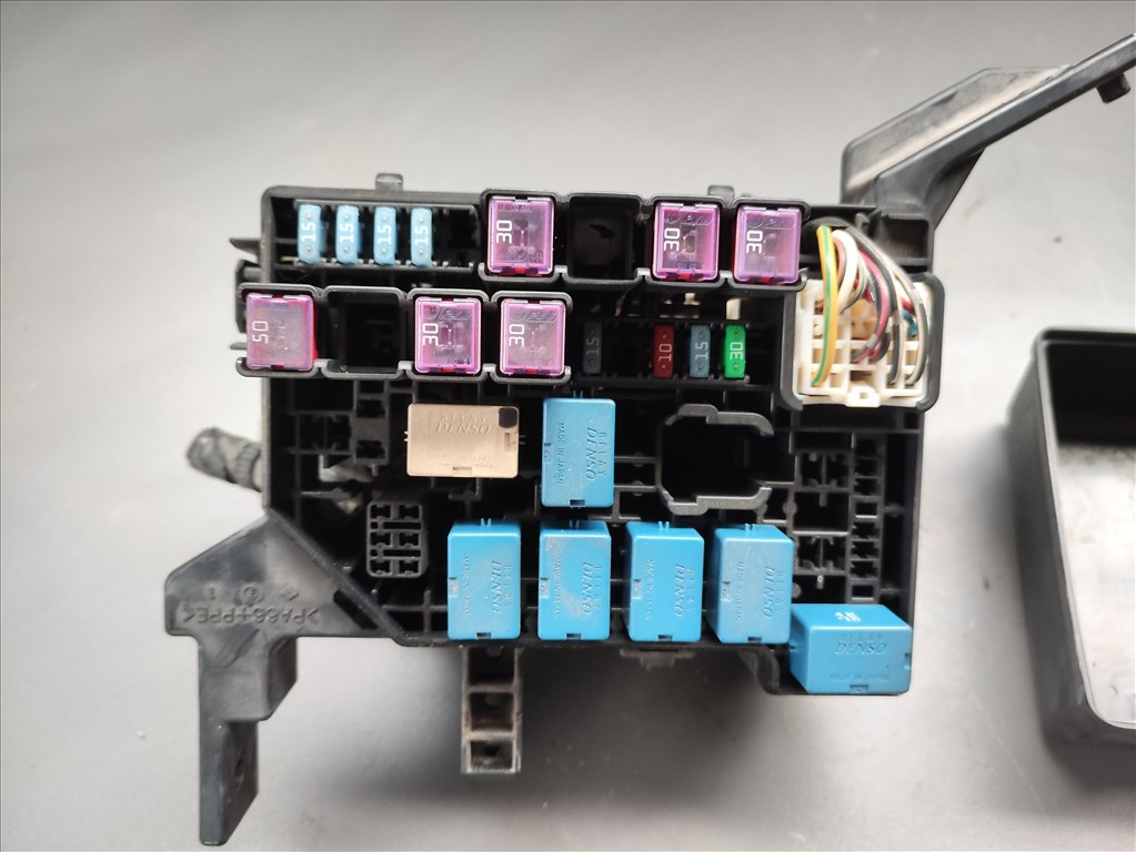 Opel Agila B 1.0, Suzuki Splash 1.0 motortéri biztosítéktábla  3. kép