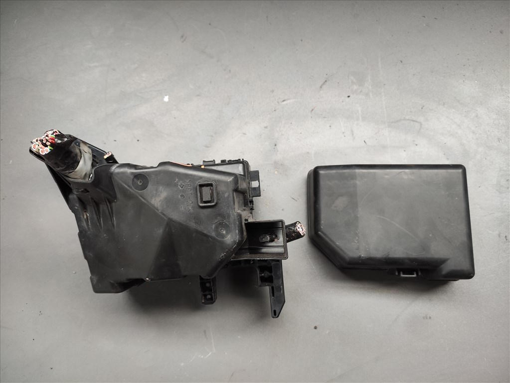 Opel Agila B 1.0, Suzuki Splash 1.0 motortéri biztosítéktábla  4. kép