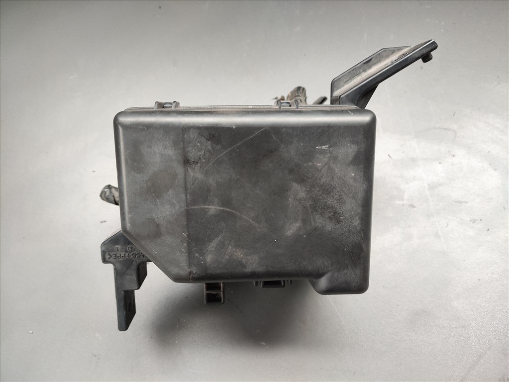 Opel Agila B 1.0, Suzuki Splash 1.0 motortéri biztosítéktábla  5. kép