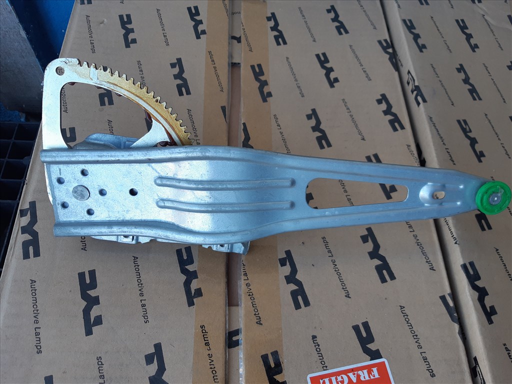 Toyota Yaris (XP90) jobb hátsó manuális ablakemelő 698040d010 3. kép