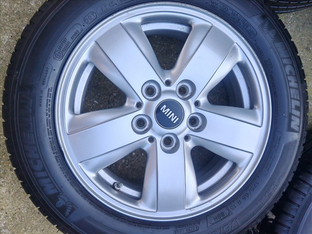  5x112 lyukosztású 15" újszerű alufelni, rajta 175/65 újszerű nyári gumi gumi  1. kép