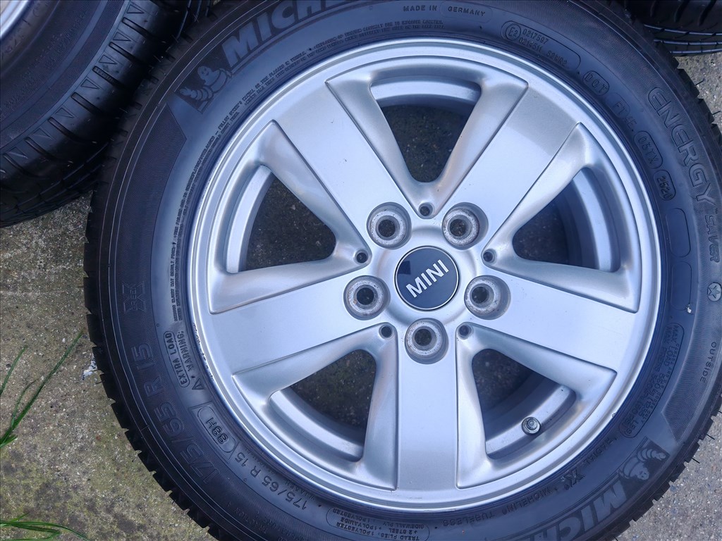  5x112 lyukosztású 15" újszerű alufelni, rajta 175/65 újszerű nyári gumi gumi  2. kép