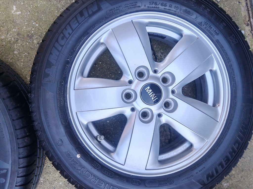  5x112 lyukosztású 15" újszerű alufelni, rajta 175/65 újszerű nyári gumi gumi  4. kép
