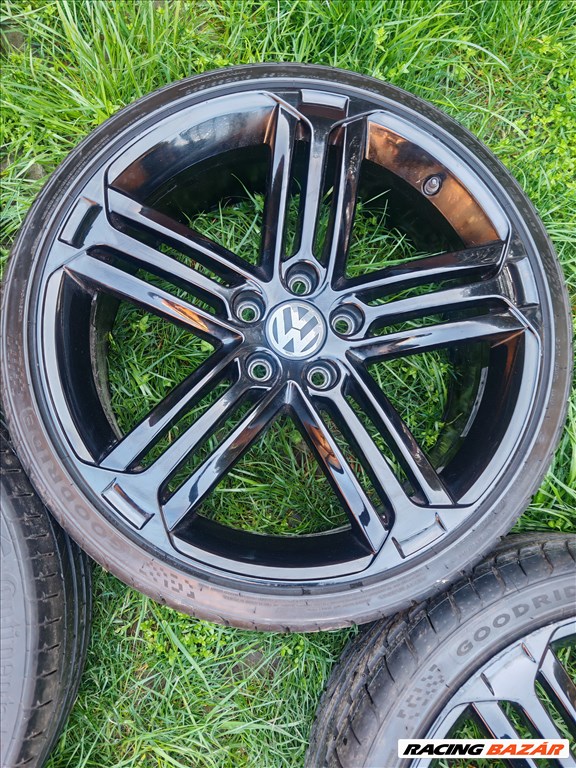  5x112 lyukosztású 19" újszerű (gyári felni) alufelni, rajta 215/35 újszerű 3. kép