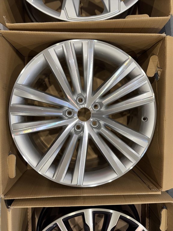 R19 Original Skoda 8J ET44 3V0 601 025G 3V0601025G 1DB ALUFELNI FELNI 1. kép