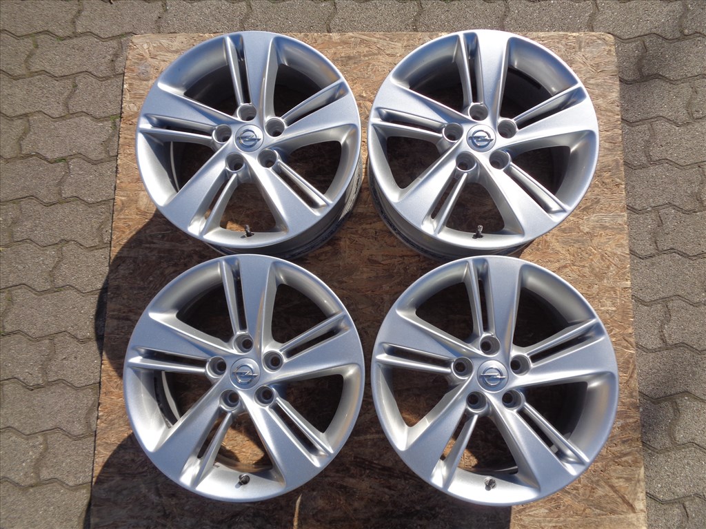 Opel gyári alufelni 17-es, 5×115-ös osztó szenzorral szép állapotban eladó. 1. kép