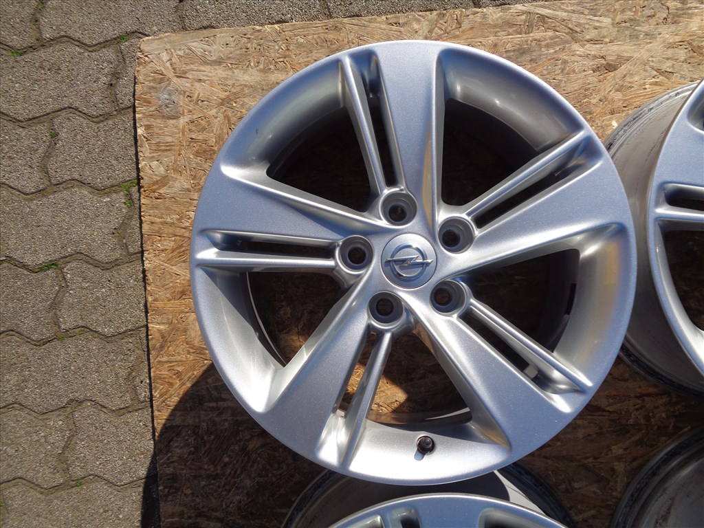 Opel gyári alufelni 17-es, 5×115-ös osztó szenzorral szép állapotban eladó. 2. kép
