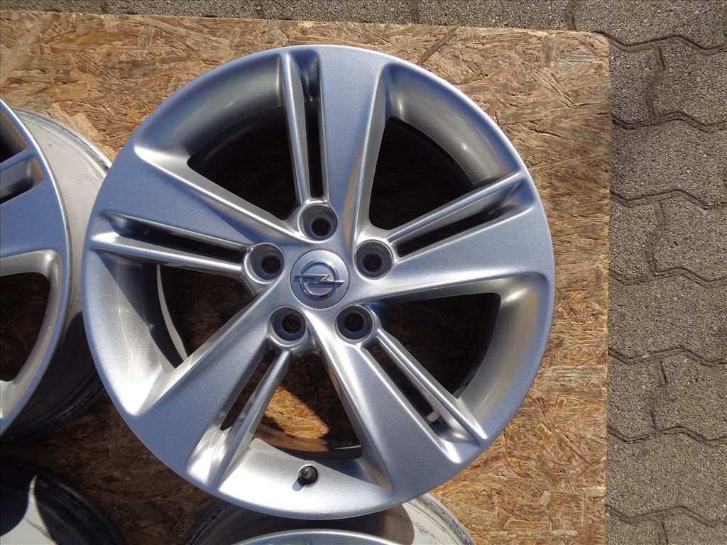 Opel gyári alufelni 17-es, 5×115-ös osztó szenzorral szép állapotban eladó. 3. kép