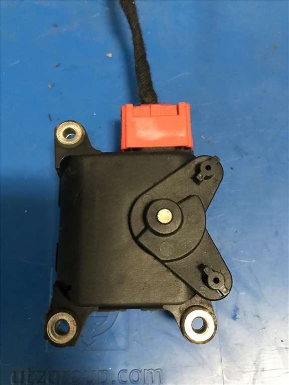 Audi A4 (B5 - 8D) fűtés állító motor elem 8d1820511b 2. kép