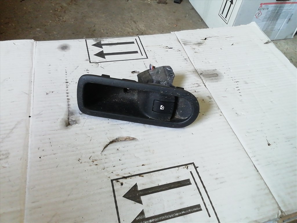 Renault Mégane II 2.0 16V Hátsó ablakemelő kapcsoló 1. kép