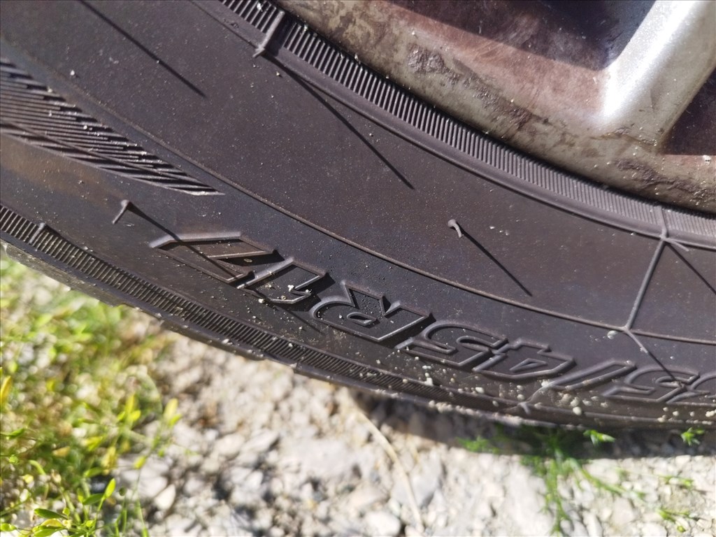  ford momdeo 17" használt alufelni, rajta 235/45 újszerű Toyo Tires négyévszakos gumi gumi dot 023 3. kép