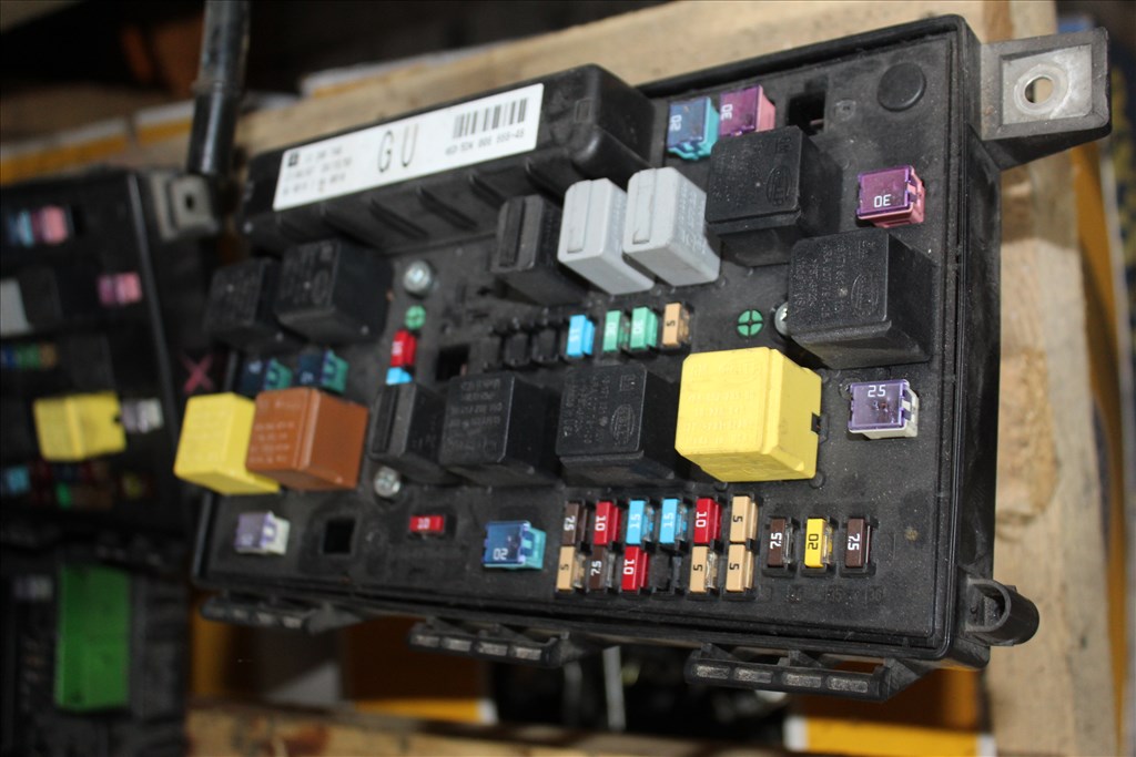 Opel Astra H/ Zafira B   Biztosìtèktàbla 13206748GU 1. kép