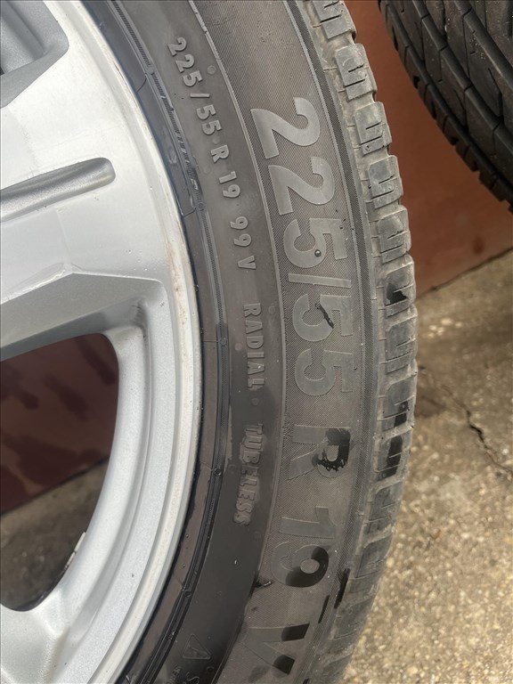  5x127 lyukosztású 19" használt (gyári felni) alufelni, rajta 225/55 3. kép