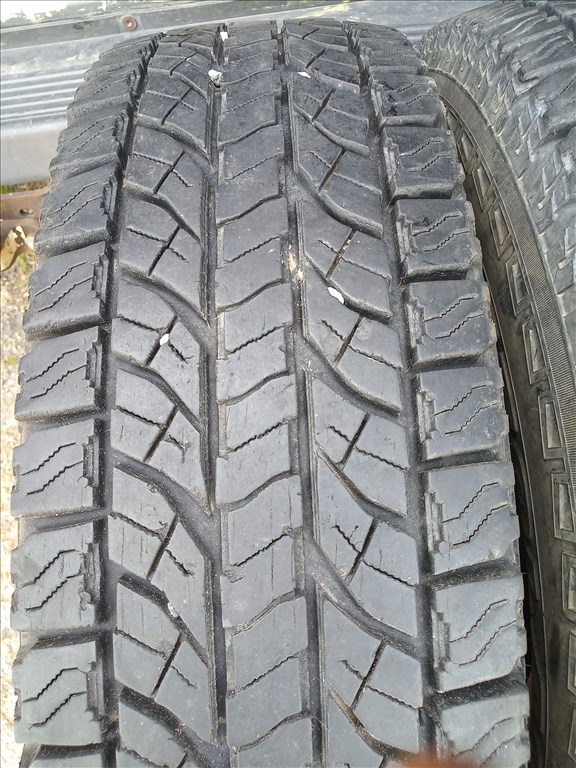 használt 205/80 R16 Yokohama Geolandar A/T terepjáró gumi 205 80R16 205 /80 r 16 205 80 16 2. kép