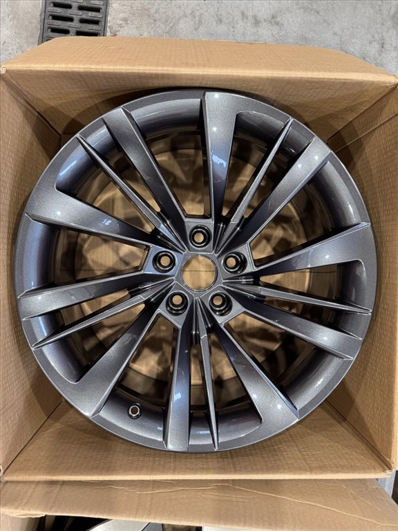 R19 Original Skoda 8J ET44 - 3V0 601 025BE 3V0601025BE 2DB ALUFELNI  1. kép