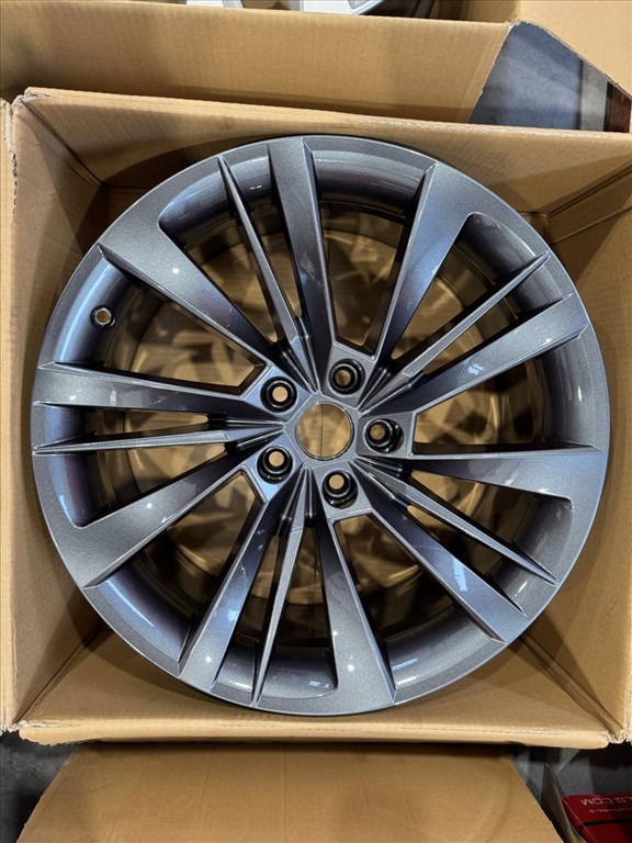 R19 Original Skoda 8J ET44 - 3V0 601 025BE 3V0601025BE 2DB ALUFELNI  2. kép