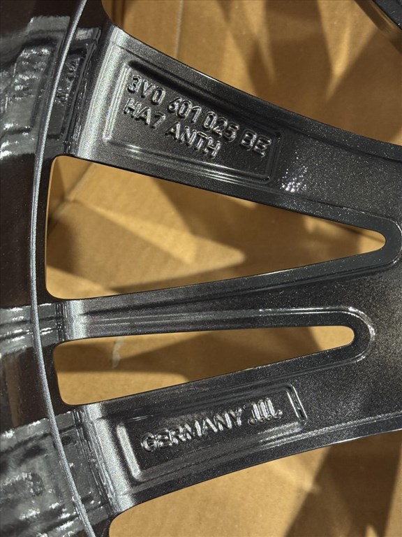 R19 Original Skoda 8J ET44 - 3V0 601 025BE 3V0601025BE 2DB ALUFELNI  4. kép