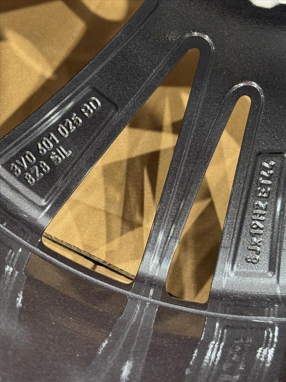 R19 Original Skoda 8J ET44 - 3V0 601 025BE 3V0601025BE 2DB ALUFELNI  5. kép